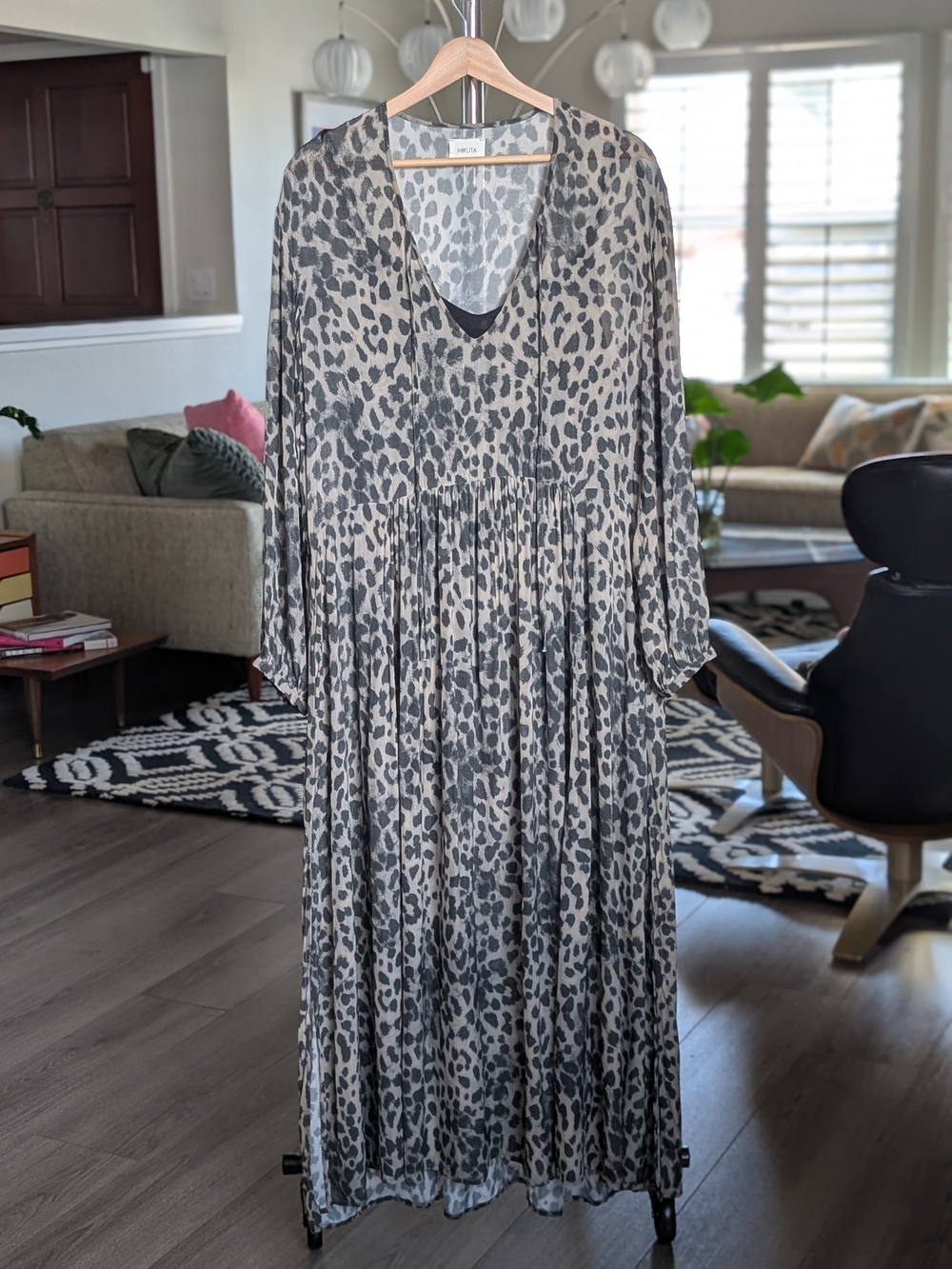 Mikuta Long Sleeve Flowy Leopard Print Leo Maxi Dress Size Medium EUC 🐆